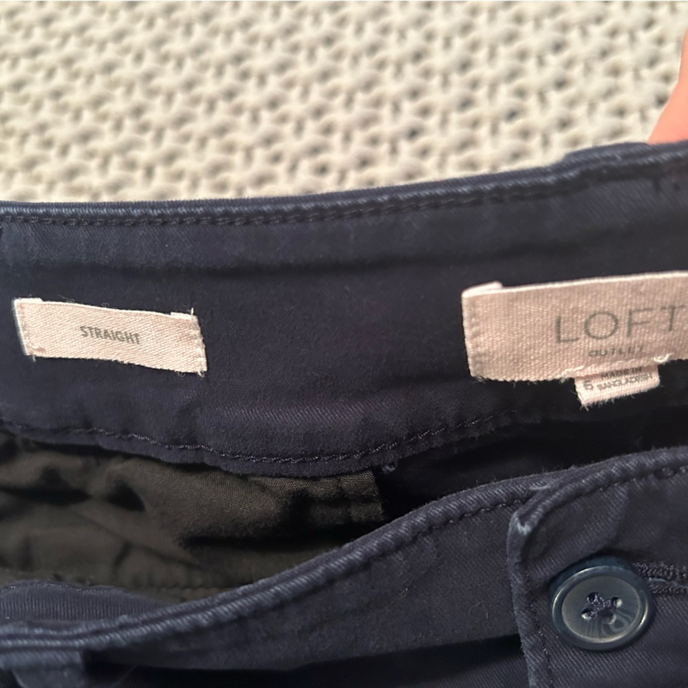 **SOLD** EUC Loft outlet. Straight, blue, front pockets. Crop size 6